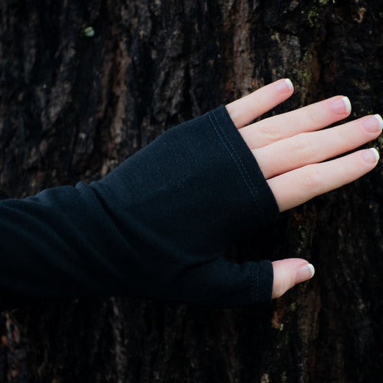 Fingerless merino gloves in black.