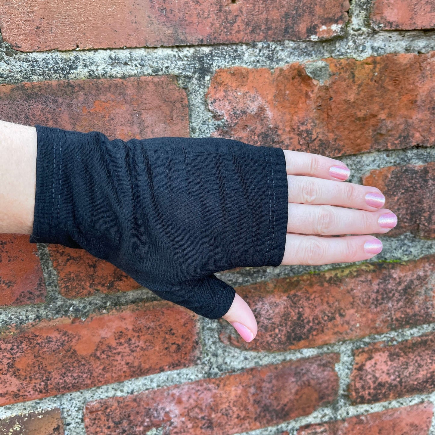 Fingerless merino gloves in plain black.